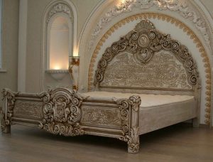 Резная кровать как главное украшение спальни в современном интерьере