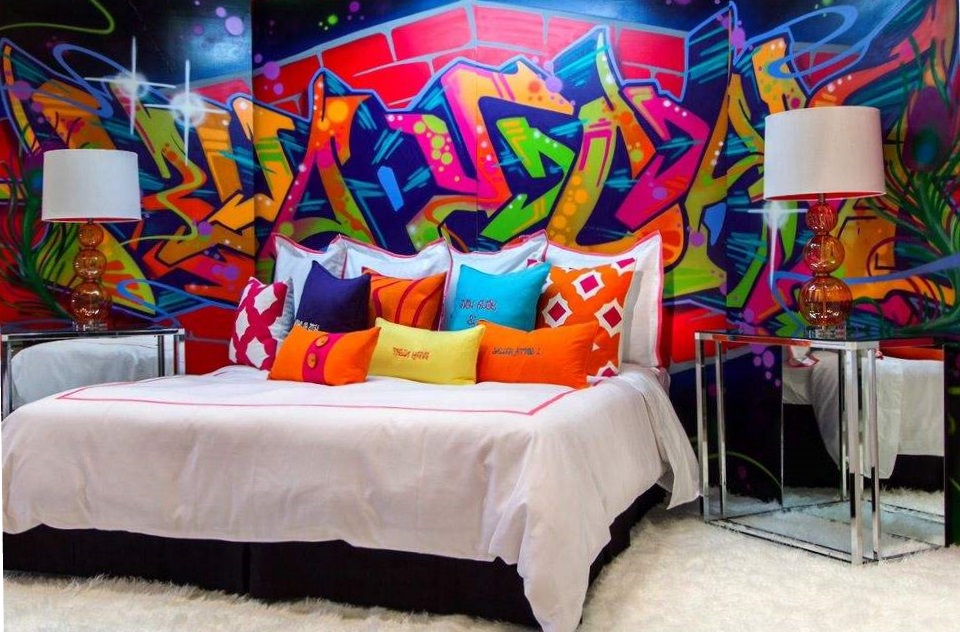 Граффити в спальне